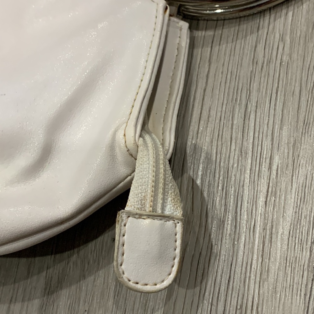 White purse with metal round handle - Picture 6 of 12